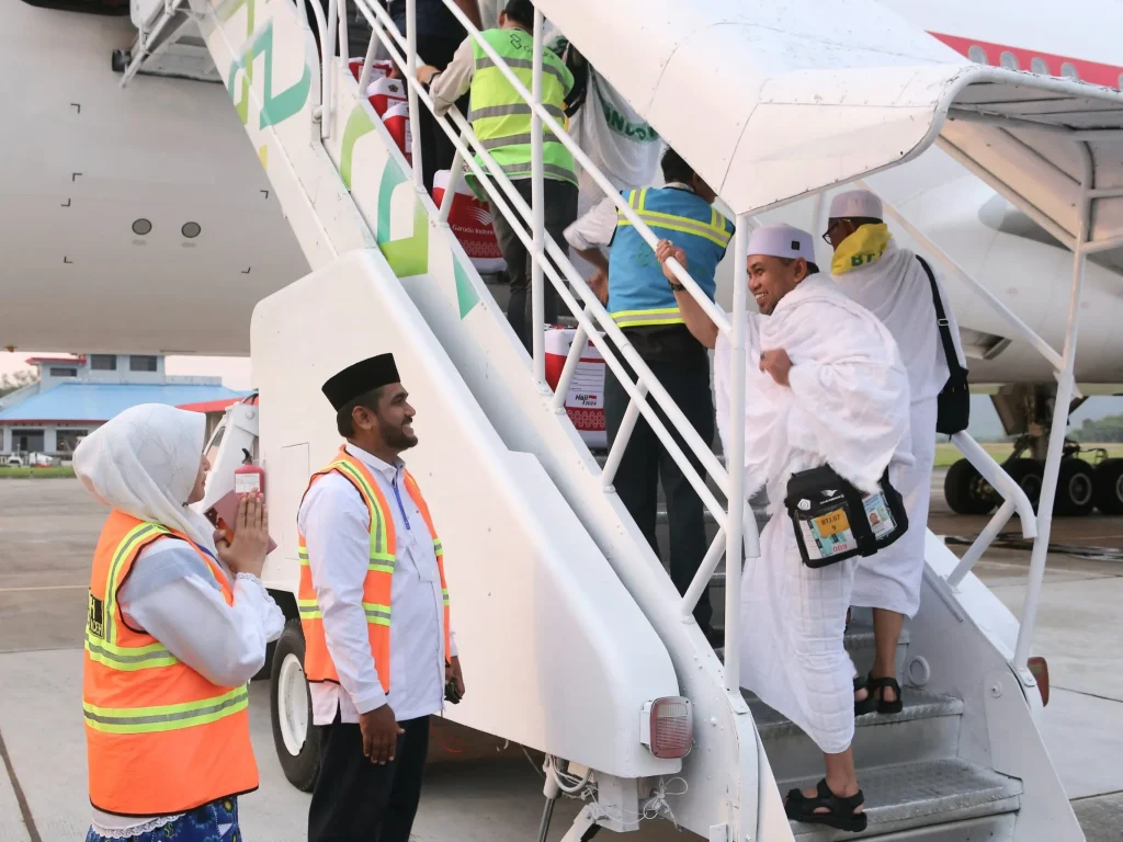 Foto:  Penjabat (Pj) Wali Kota Lhokseumawe melalui Asisten Pemerintahan, Keistimewaan Aceh dan Kesejahteraan Rakyat Muhammad Maxsalmina melepaskan 393 Jemaah Calon Haji di Aula Jeddah, Asrama Haji Embarkasi Aceh, Banda Aceh, Selasa (04/06/2024).