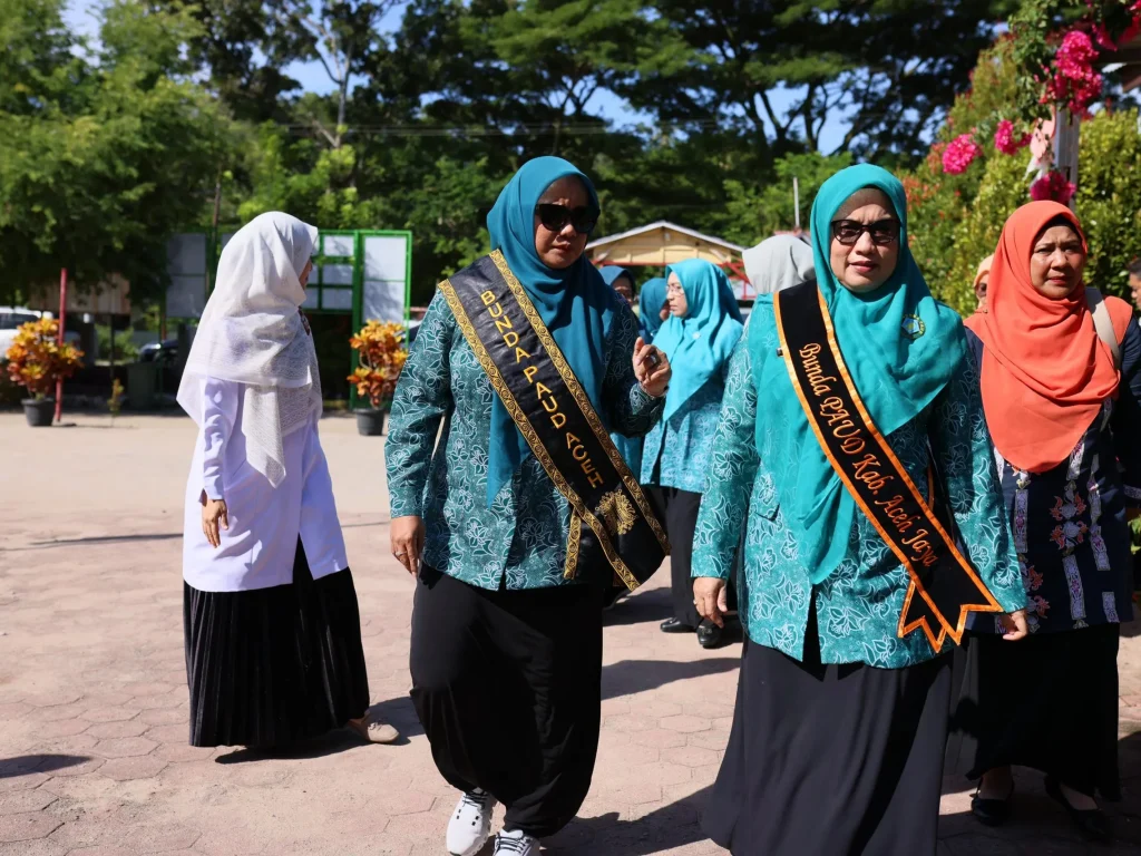 Foto: Bunda PAUD Aceh, Mellani Subarni, didampingi Bunda PAUD Aceh Jaya Mahdalena,  memantau dan mensosialisasikan penerapan program transisi dari PAUD ke sekolah dasar, di SDN 1 Calang, Rabu 5 Juni 2024.