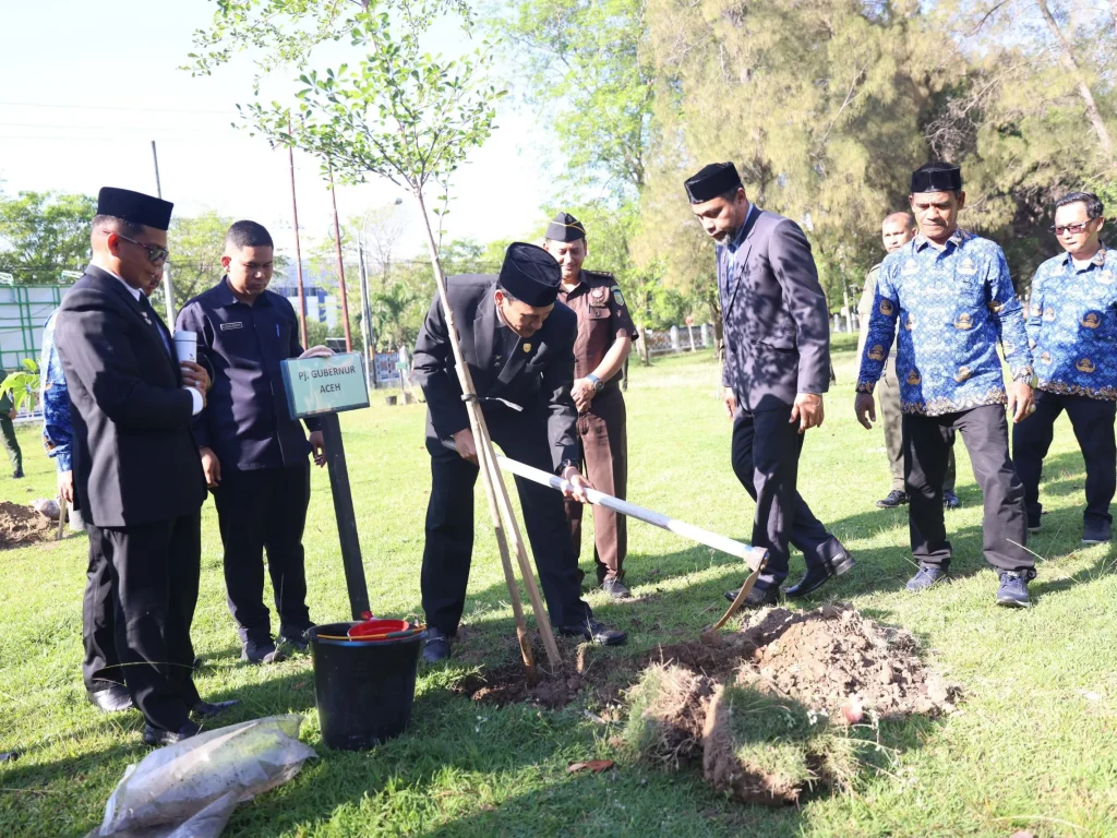 Foto: Asisten Perekonomian dan Pembangunan Sekda Aceh, Dr.Ir. Zulkifli, M.Si., mewakili PJ Gubernur Aceh melakukan penanaman pohon usai menjadi Inspektur Upacara Peringatan Hari Lingkungan Hidup Sedunia Tahun 2024, di Lapangan Upacara Kantor Gubernur Aceh, Rabu, 5/5/2024.