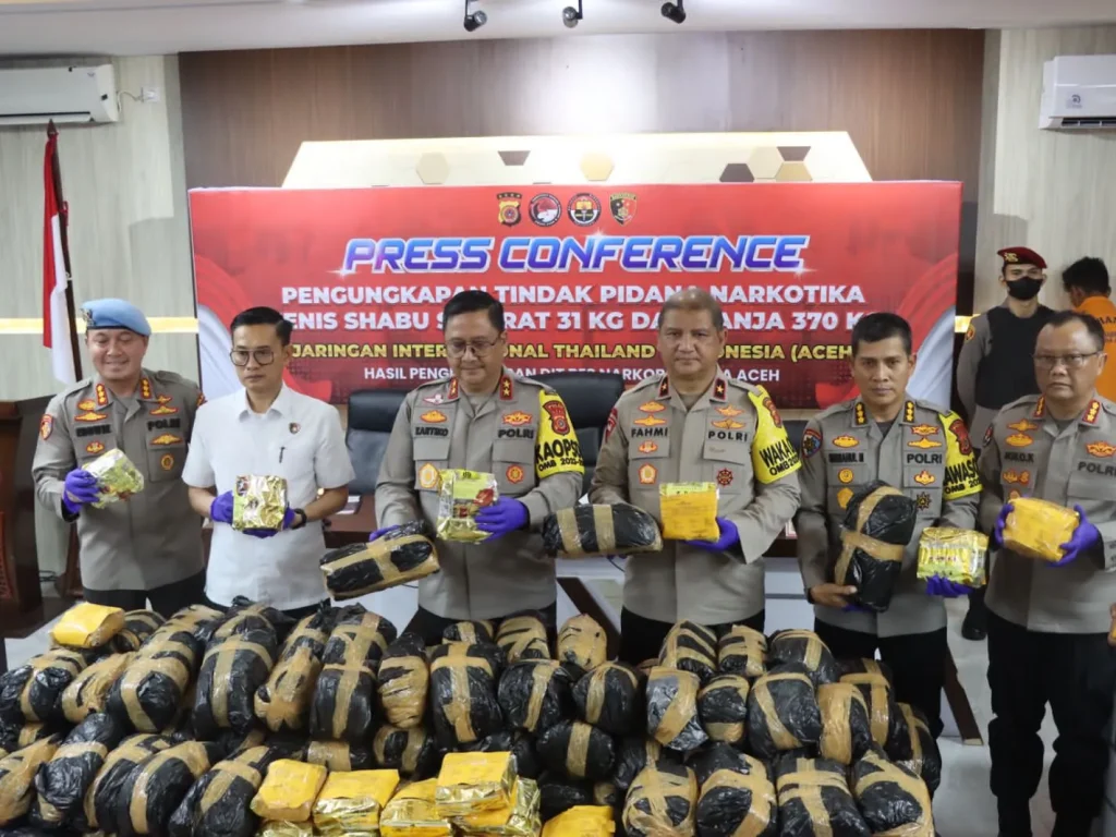 Foto:  Kapolda Aceh Irjen Achmad Kartiko dalam konferensi pers pengungkapan narkotika di Aula Machdum Sakti Polda Aceh, Rabu, 5 Juni 2024.