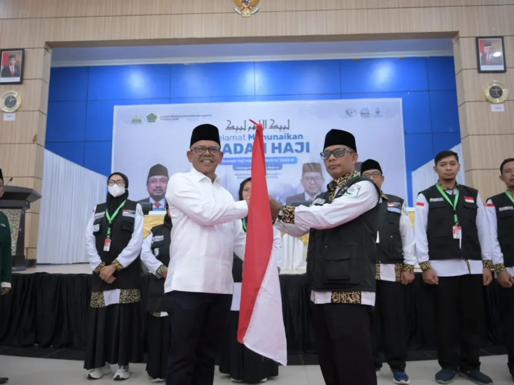 Foto: PJ Bupati Aceh Jaya Dr A Murthala MSi Penyerahan Bendera Merah Putih dan Perlengkapan Petugas, mewakili 5 Kabupaten di Asrama Haji Banda Aceh.