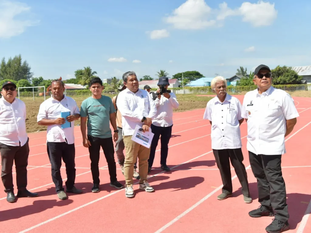 Foto: Pj. Gubernur Aceh, Bustami, SE. MSi didampingi Kadispora Aceh, M. Nasir, Kadis PUPR Aceh, Ir. Mawardi dan Dinas Perkim Aceh meninjau Venue Lapangan Bola Kaki Blang Paseh, Pidie, Rabu, 05/06/2024.