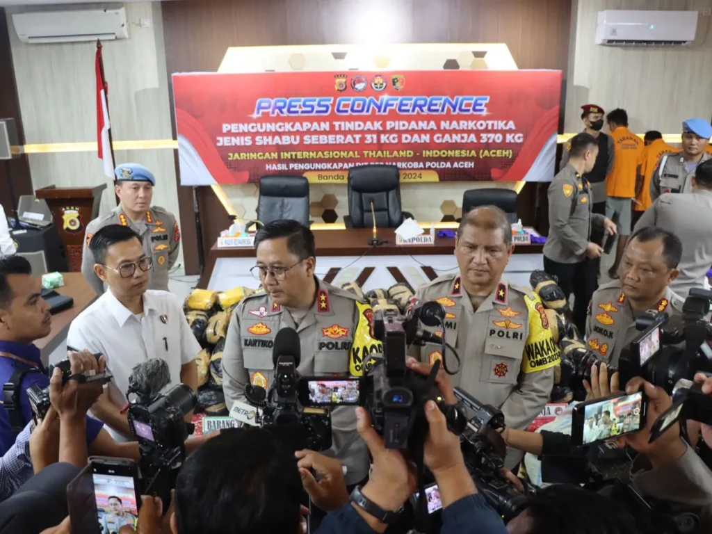 Foto:  Kapolda Aceh Irjen Achmad Kartiko memberikan keterangan kepada awak Media