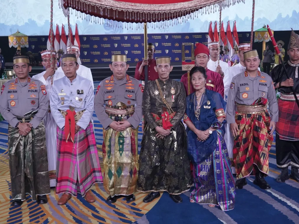 Foto: Kapolri Jenderal Listyo Sigit Prabowo dianugerahi gelar Raja atau Karaeng dan Pusaka Supakala dari Dewan Adat dan Kerajaan di Sulawesi Selatan (Sulsel). Penghargaan itu diberikan berbarengan dengan kegiatan pembukaan Rakernis Baharkam Polri, di Ballroom Hotel Four Points by Sheraton Makassar, Sulawesi Selatan, Rabu, 5 Juni 2024.