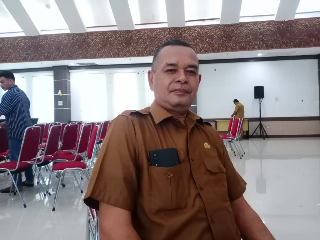 Foto: Kepala DPM-PPKB Kabupaten Aceh Utara, Fuad Mukhtar, melalui Kepala Bidang Dalduk KB, KS Mohd Azhar, SE dihadapan awak media