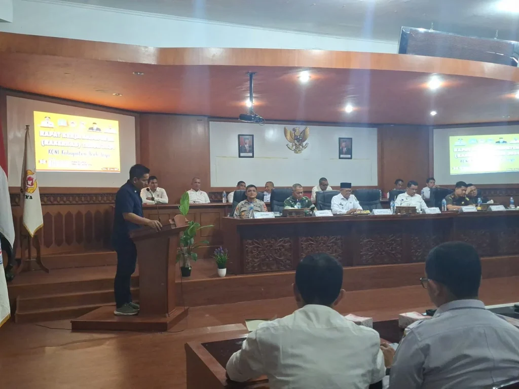 Foto: Pj. Bupati Aceh Jaya, Dr. A. Murtala., M.Si memimpin Rapat Kerja Kabupaten (Rakerkab) KONI Aceh Jaya Tahun 2024 yang diadakan di Aula Lantai III Setdakab Aceh Jaya, Rabu (5/6/2024).