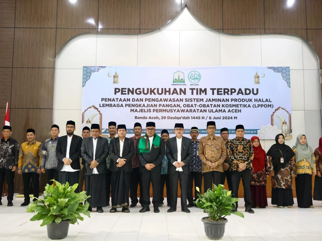 Foto: Penjabat Gubernur Aceh, Bustami, SE, M.Si.,mengukuhkan Tim Terpadau Penataan dan Pengawasan Sistem Jaminan Produk Halal Lembaga Pengkajian Pangan, Obat-obatan Kosmetika (LPPOM) Majelis Permusyawaratan Ulama Aceh, di Gedung Serbaguna MPU Aceh, Kamis, 6/6/2025