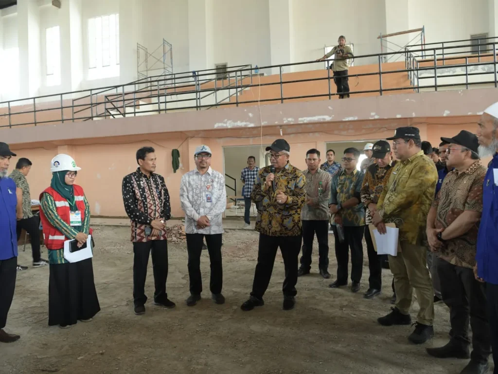 Foto: Pj. Gubernur Aceh, Bustami, SE. MSi didampingi Sekda Aceh, Azwardi, Plh Kadis Perkim Zulkifli  dan Dinas terkaitlainya  meninjau pembangunan Tugu PON XXI Aceh Sumut  Banda Aceh 06/06/2024.