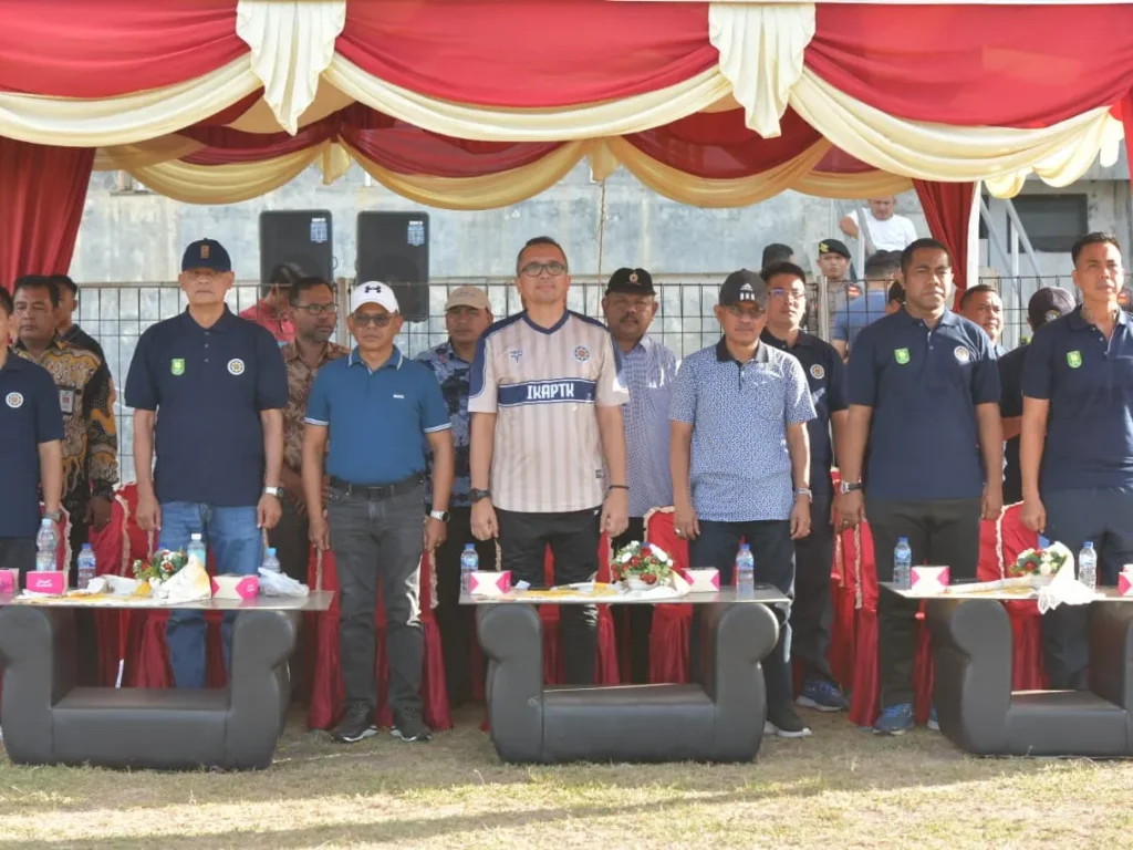 Foto: Pj. Walikota Sabang, Drs. Reza Fahlevi membuka sekaligus menendang Bola Pertama pada Pembukaan Liga Pamong Turnamen Bola Kaki IKPTK Aceh Tahun 2024 Dalam Rangka HUT Kota Sabang Ke 59 di Lapangan Sabang-Merauke, Gampong imeule, Kecamatan Suka Jaya, Sabang, Kamis, 6/6/2024.