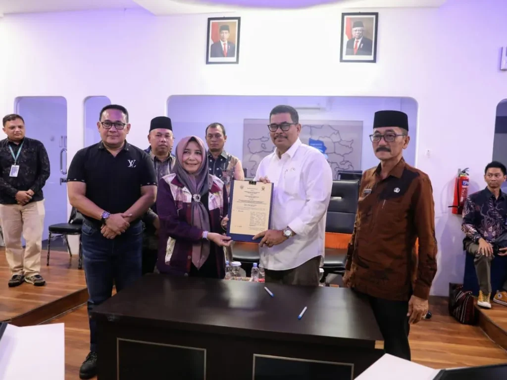 Foto: Penjabat (Pj) Walikota Lhokseumawe A Hanan, SP, MM disambut oleh Pj Sekda Sumedang Tuty Ruswanto, S.Sos, Msi dalam rangka kunjungan kerja terkait kerja sama pembangunan dan pengembangan potensi daerah. Kunjungan kerja tersebut berlangsung pada Jumat, (7/06/2024) di Command Center Sumedang.