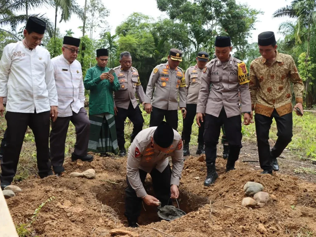 Foto: Wakapolda Aceh Brigjen Armia Fahmi meletakkan batu pertama pembangunan masjid pesantren Babul Ulum di Desa Simpang Kiri, Kecamatan Tenggulun, Kabupaten Aceh Tamiang. Jumat, 7 Juni 2024.