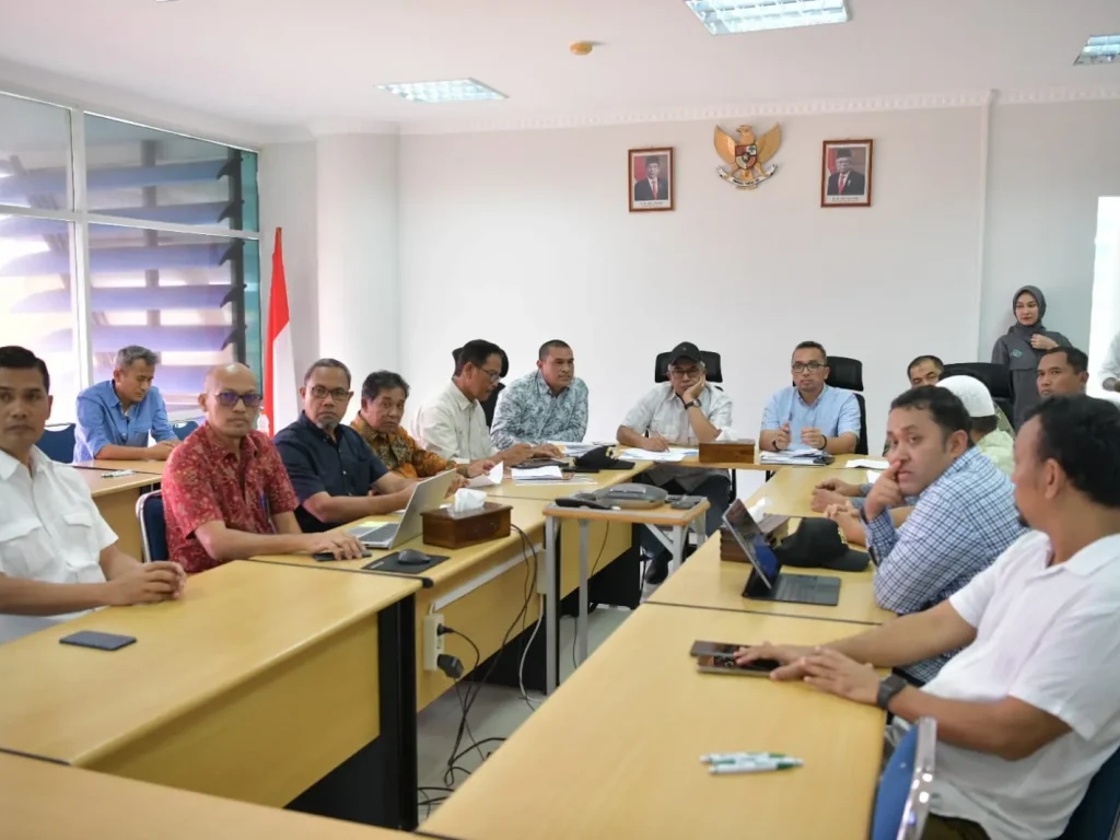 Foto: Pj. Gubernur Aceh, Bustami, SE. M. Si didampingi Pj. Walikota Sabang, Reza Fahlevi, Pj. Bupati Aceh Besar, Muhammad Iswanto dan Kepala SKPA Terkait Rapat Bersama dengan Manajemen BPKS Sabang, di Kantor BPKS Sabang, Kuta Barat, Sukakarya, Kota Sabang, Sabtu, 08/06/2024.