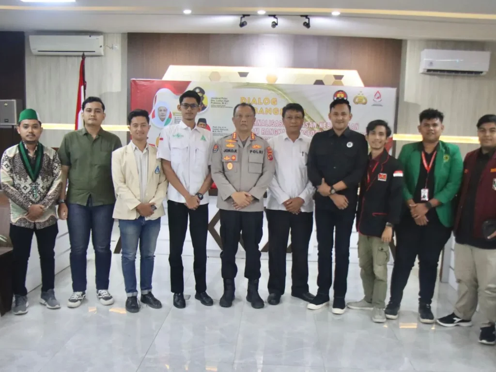Foto: Polda Aceh yang dipimpin Irwasda Kombes Misbahul Munauwar mengikuti secara virtual dialog kebangsaan penguatan internal Polri yang digelar Divisi Humas Polri di Aula Machdum Sakti Polda Aceh, Senin, 10 Juni 2024
Polda Aceh yang dipimpin Irwasda Kombes Misbahul Munauwar mengikuti secara virtual dialog kebangsaan penguatan internal Polri yang digelar Divisi Humas Polri di Aula Machdum Sakti Polda Aceh, Senin, 10 Juni 2024