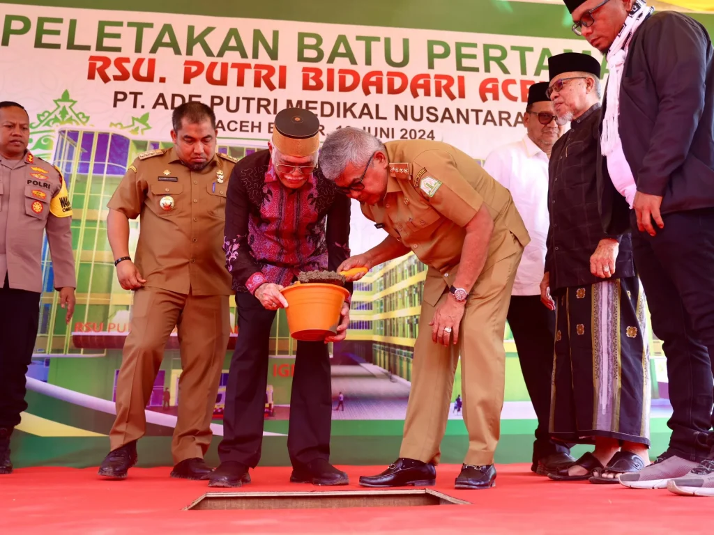 Foto: Penjabat Gubernur Aceh, Bustami, SE, M.Si., didampingi PJ Bupati Aceh Besar, Muhammad Iswanto, menghadiri sekaligus melakukan peletakan batu pertama pembangunan RSU Putri Bidari Aceh, di Lamreung, Darul Imrah, Aceh Besar, Senin, 10/6/2024