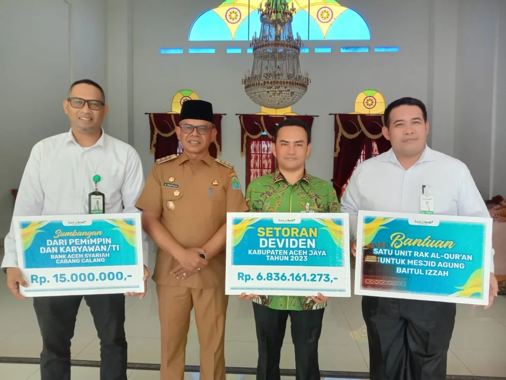 Foto: Pj. Bupati Aceh Jaya, Dr. A. Murtala., M.Si., menerima setoran deviden dari Bank Aceh Syariah Cabang Calang senilai Rp. 6.836.161.273
