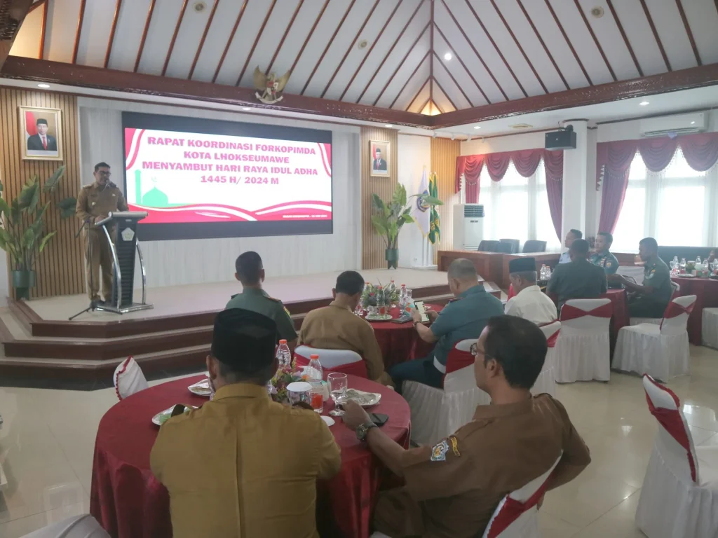 Foto: Pemerintah Kota (Pemko) Lhokseumawe bersama unsur Forum Koordinasi Pimpinan Daerah (Forkopimda) menggelar Rapat Koordinasi (Rakor). Penjabat (Pj) Wali Kota Lhokseumawe A Hanan memimpin jalannya Rakor tersebut, yang diselenggarakan di Aula Kantor Wali Kota Lhokseumawe, Senin (10/6/2024).