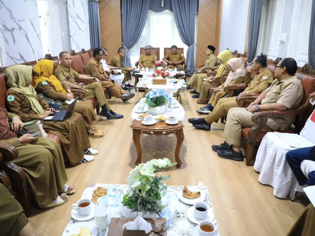 Foto: Penjabat (Pj) Bupati Aceh Utara, Dr. Drs. Mahyuzar, M.Si memimpin rapat terkait pengendalian inflasi dan percepatan penanggulangan TBC