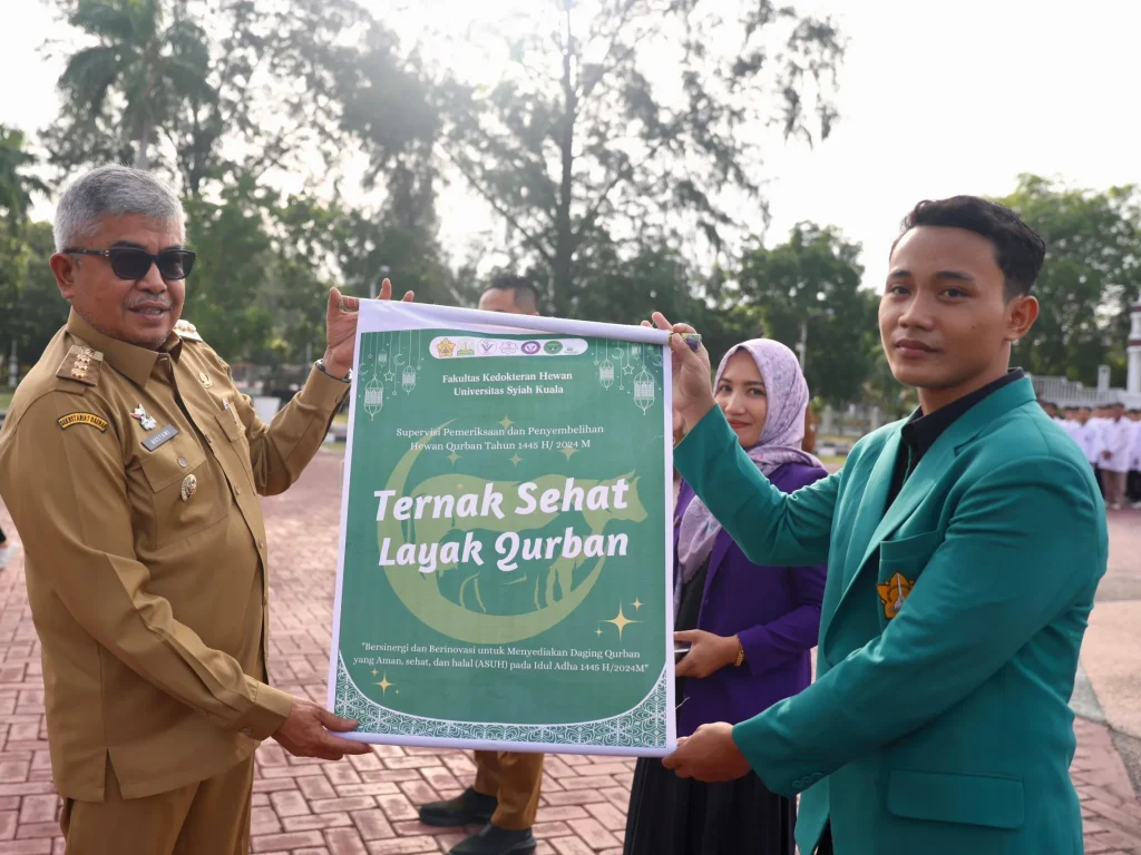 Foto: Penjabat Gubernur Aceh, Bustami, SE, M.Si., menjadi pembina apel Launching Tim Bersama Pemeriksaan Kesehatan Hewan Qurban Tahun 2024 di Aceh, kerja sama Pemerintah Aceh, Perhimpunan Dokter Hewan Indonesia Cabang Aceh dan Fakultas Kedokteran Hewan Universitas Syiah Kuala, di Halaman Kantor Gubernur Aceh, Selasa, 11/6/2024.