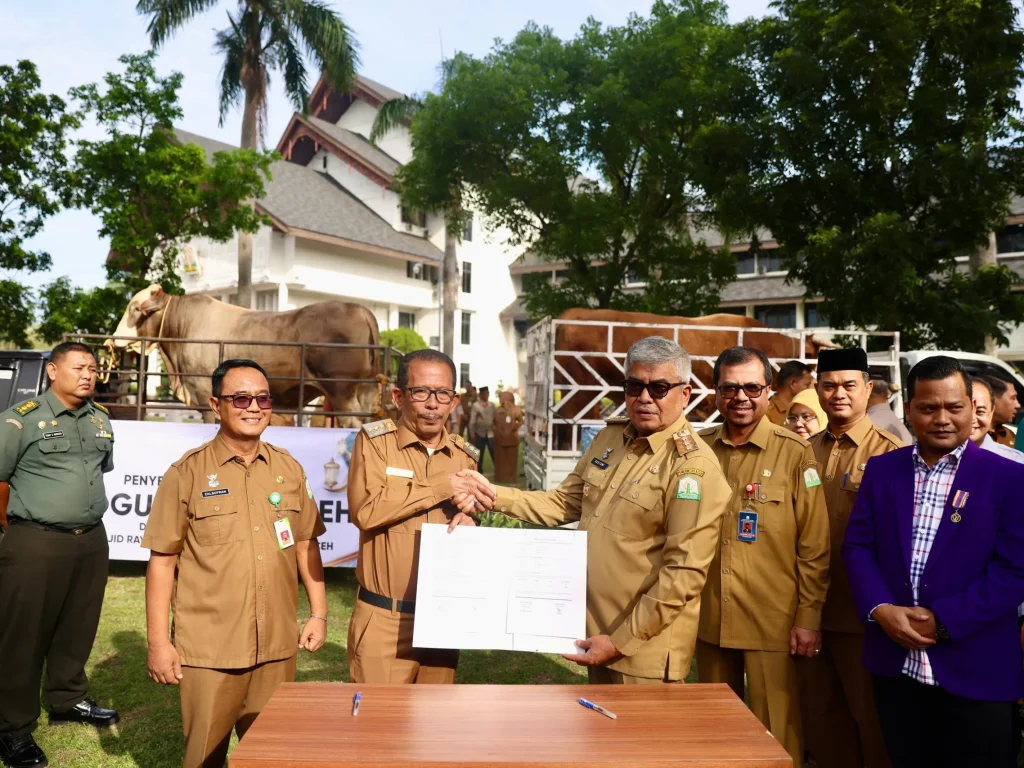 Foto: Penjabat Gubernur Aceh, Bustami, SE, M.Si., didampingi Penjabat Sekretaris Daerah Aceh, Azwardi AP, M.Si., menyerahkan hewan kurban bantuan Presiden RI kepada Pemerintah Kabupaten Pidie Jaya, yang diterima PJ Bupati, Ir. Jailani, di Halaman Kantor Gubernur Aceh, Selasa, 11/6/2024.
