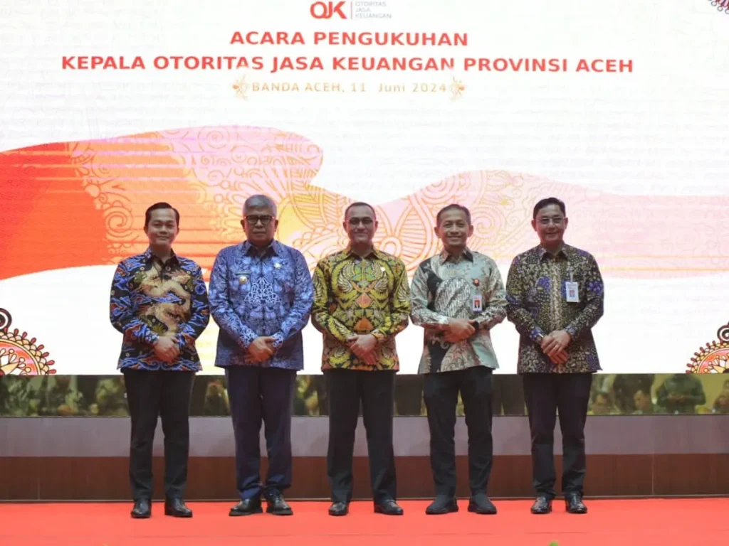 Foto: Pj. Gubernur Aceh, Bustami, SE. M. Si Menyampaikan Sambutan sekaligus memberikan ucapan selamat pada acara Pengukuhan Kepala Otoritas Jasa Keuangan (OJK) Provinsi Aceh di Anjong Monmata, Pendopo Gubernur Aceh, Banda Aceh, Selasa, 11/06/2024.
