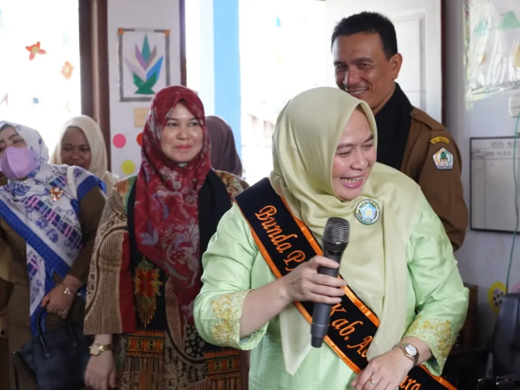 Foto: Bunda PAUD, Awirdalina  berdialog akrab dengan para siswa siswi di TK
