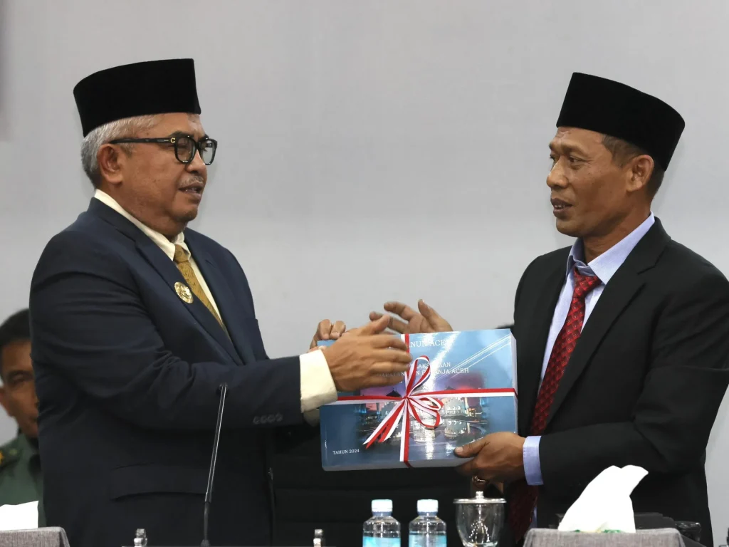 Foto: Penjabat Gubernur Aceh Bustami, SE, M.Si  memberikan sambuta  pada penyampaian Rancangan Qanun Aceh tentang pertanggung jawaban pelaksanaan APBA Tahun Anggaran 2023 di Ruang Serbaguna Gedung DPRA Aceh