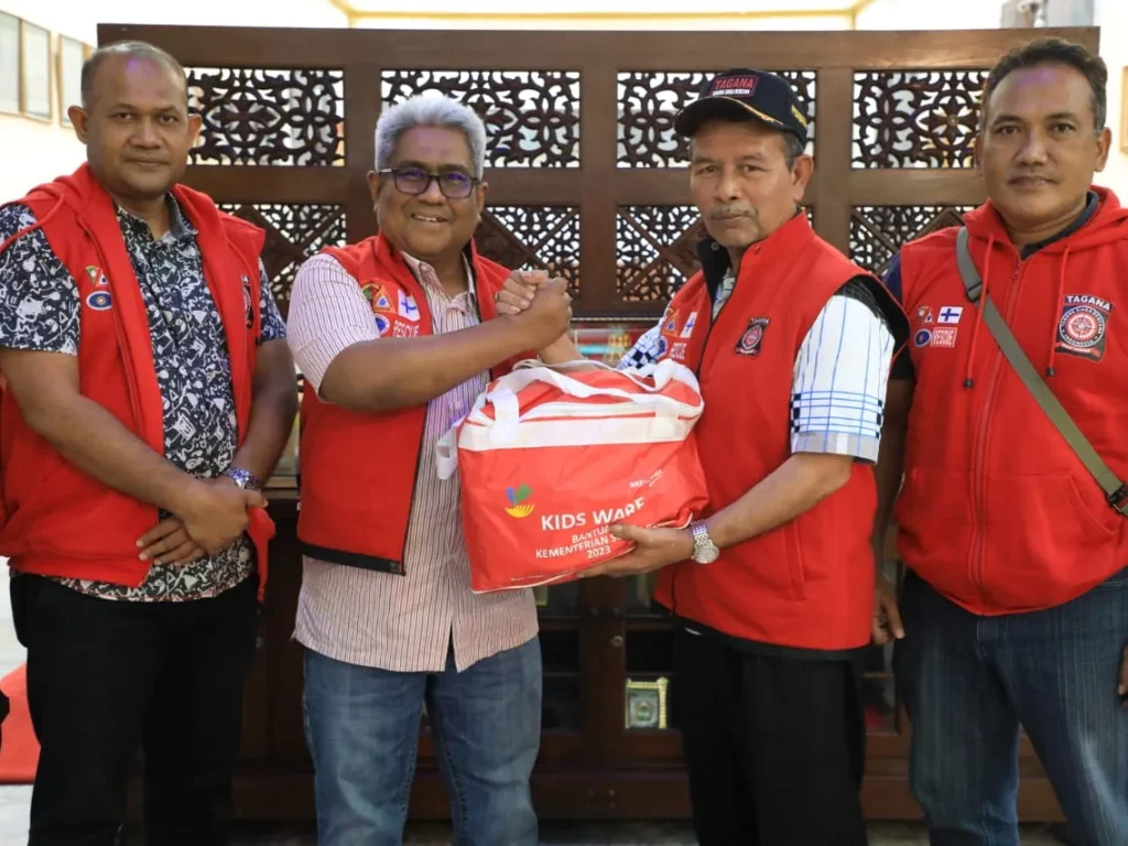 Foto: Penjabat (Pj.) Bupati Aceh Utara, Dr. Drs. Mahyuzar, M.Si, didampingi Kepala Dinas Sosial Pemberdayaan Perempuan dan Perlindungan Anak (Dinsos P3A) Iskandar, S.STP, MSM, menerima langsung bantuan dari Penjabat (Pj.) Gubernur Aceh, Bustami Hamzah, SE, M.Si. Bantuan ini diserahkan melalui Dinas Sosial Aceh dan diterima di Pendopo Bupati Aceh Utara.