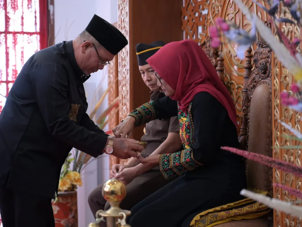 Foto:  Pemerintah Kabupaten Aceh Jaya menggelar acara Peusijuk dan perkenalan dengan Kepala Kejaksaan Negeri (Kajari) Aceh Jaya yang baru, Bapak Mohammad Anggidigdo, S.H., M.H., dan Ketua Ikatan Adhyaksa Dharmakarini (IAD) Daerah Aceh Jaya, Ny. Meutia Mohammad Anggidigdo. Acara ini dilaksanakan di Pendopo Bupati Aceh Jaya pada rabu, 12 juni 2024.