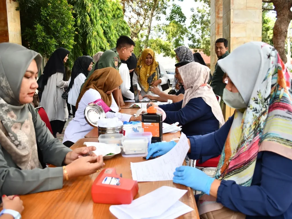 Foto: Dinas Lingkungan Hidup dan Kehutanan (DLHK) Aceh bekerjasama dengan Palang Merah Indonesia (PMI) Kota Banda Aceh menggelar kegiatan Donor Darah Tahap II Tahun 2024, Rabu (12/06/2024) di Kantor DLHK Aceh dan di Instansi kesehatan di Wilayah kerja UPTD lingkup DLHK Aceh