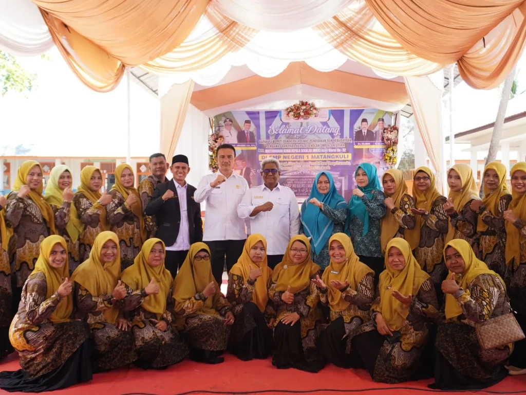 Foto: Pj Bupati Aceh Utara, Mahyuzar berfoto bersama dengan Para Kepala sekolah SMP se aceh Utara