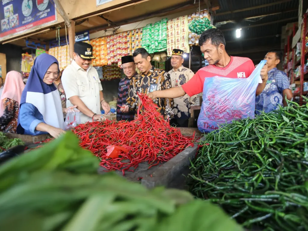 Foto: Pj Walikota Lhokseumawe A Hanan, SP, MM lakukan inspeksi mendadak (Sidak) ke pasar inpres Kota Lhokseumawe. Sidak/operasi pasar dilakukan Pj Walikota bersama Bulog pada Kamis (13/06).