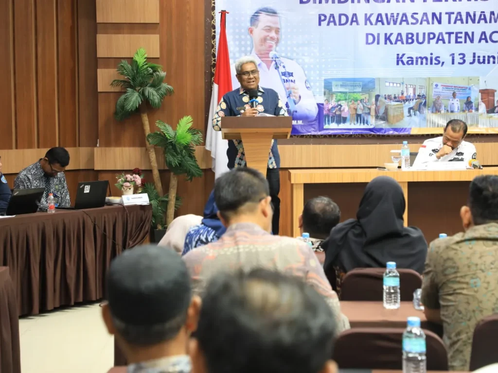 Foto: Penjabat (Pj) Bupati Aceh Utara Dr. Drs. Mahyuzar, MSi memberikan sambutan pada acara Bimbingan Teknis (Bimtek) Stakeholder pada Kawasan Tanaman Terlarang di Kabupaten Aceh Utara yang berlangsung di Hotel Diana, Lhokseumawe, Kamis 13 Juni 2024.
