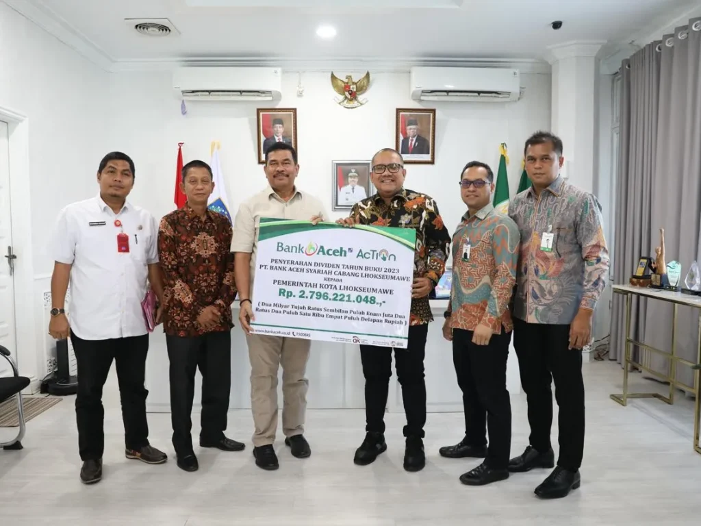Foto: Penyerahan Dividen secara simbolis dilakukan oleh Kepala Cabang Bank Aceh, Taufik Saleh kepada Penjabat (Pj) Walikota A Hanan, SP,MM di ruang kerja Walikota Lhokseumawe