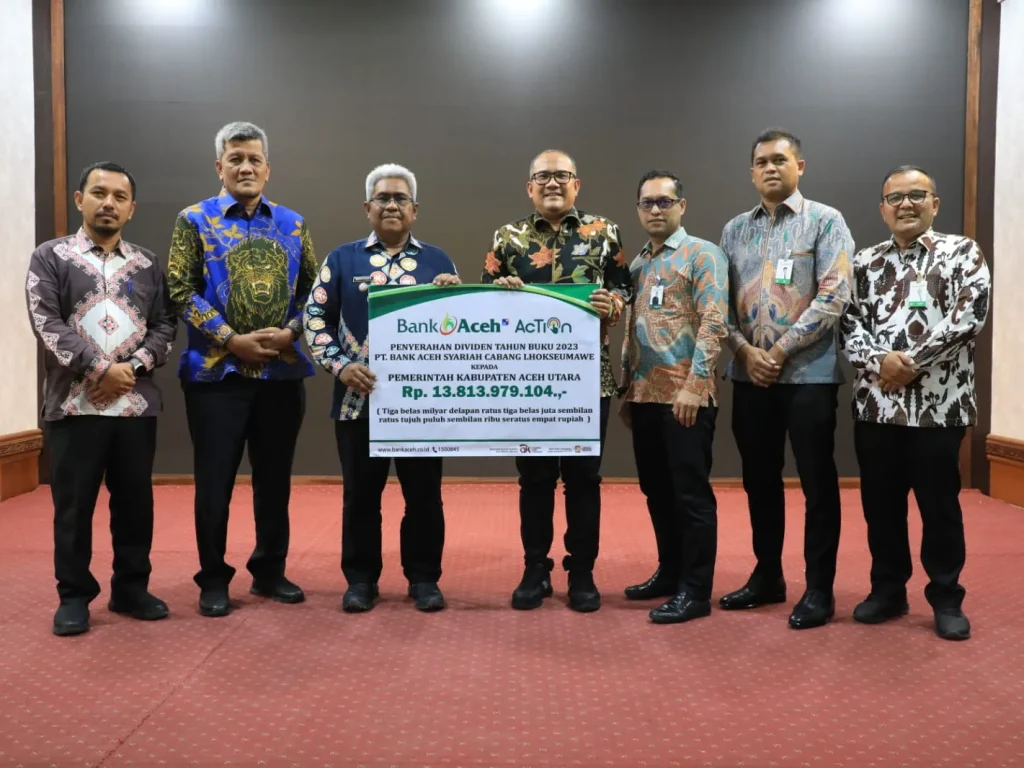 Foto:  Kepala Bank Aceh Syariah Cabang Lhokseumawe, Taufik Saleh menyerahkan dividen tahun buku 2023 sebesar Rp. 13.813.979.104 kepada Penjabat (Pj) Bupati Aceh Utara Dr. Drs. Mahyuzar MSI didampingi Pj Sekda Dayan Albar, S.Sos, MAP, Kamis, 13 Juni 2024.