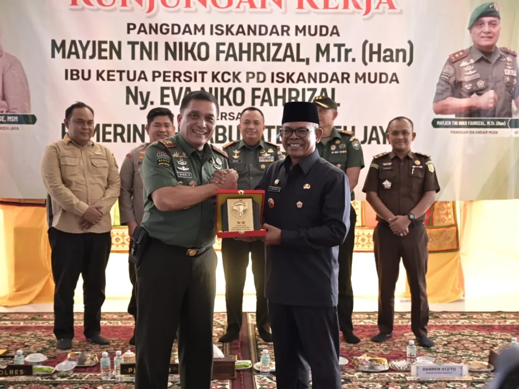 Foto: Pj. Bupati Aceh Jaya, Dr. A. Murtala, M.Si., menyambut hangat kunjungan kerja dan silaturahmi Panglima Kodam Iskandar Muda (Pangdam IM), Mayjen TNI Niko Fahrizal, M.Tr (Han), beserta Ibu Ketua Persit KCK PD Iskandar Muda, Ny. Eva Niko Fahrizal, di Pendopo Bupati Aceh Jaya pada kamis, 13 Juni 2024.
