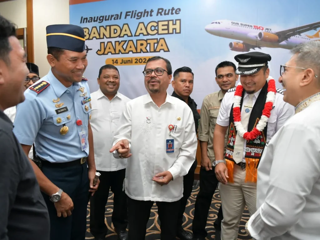 Foto: Pj. Sekda Aceh, Azwardi AP menyampaikan sambutan sekaligus menyerahkan  dan menerima cenderamata serta pemotongan pita usai membuka penerbangan pesawat jenis Airbus 320-200, yang melayani rute penerbangan Jakarta- Aceh, Banda SIM, Blang Bintang, Jumat, 14/06/2024.