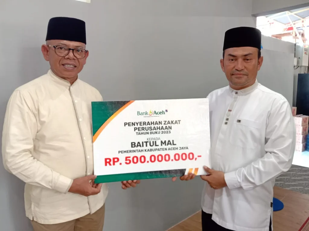 Foto: Penyerahan zakat Perusahaan oleh Bank Aceh Cab Calang kepada Pemkab Aceh Jaya yang diterima Pj Bupati Aceh Jaya untuk diserahkan kepada Baitul Aceh Jaya, selanjutnya disalurkan oleh Baitul Mal Aceh Jaya sesuai dg Ketentuan Zakat.