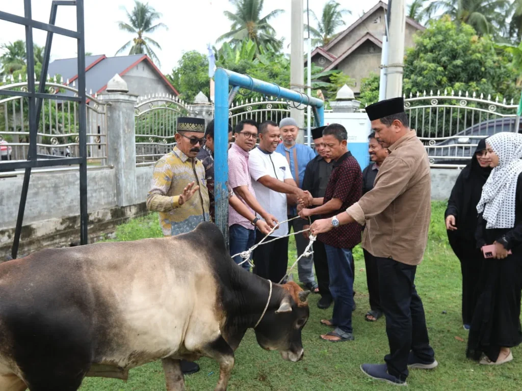 Foto: Pj Wali Kota Lhokseumawe, A. Hanan, secara langsung menyerahkan Hewan Qurban kepada Geuchik Gampong Jambo Timu, Khairil Anwar di Kecamatan Blang Mangat dan Geuchik Gampong Meunasah Alue, Faisal