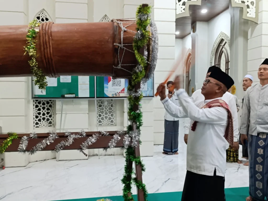 Foto:  Pj. Bupati Aceh Jaya, Dr. A. Murtala, M.Si., membuka secara resmi kegiatan Takbir Hari Raya Idul Adha 1445 H di Masjid Baitul Izzah, Calang, pada Minggu malam (16/06/2024).