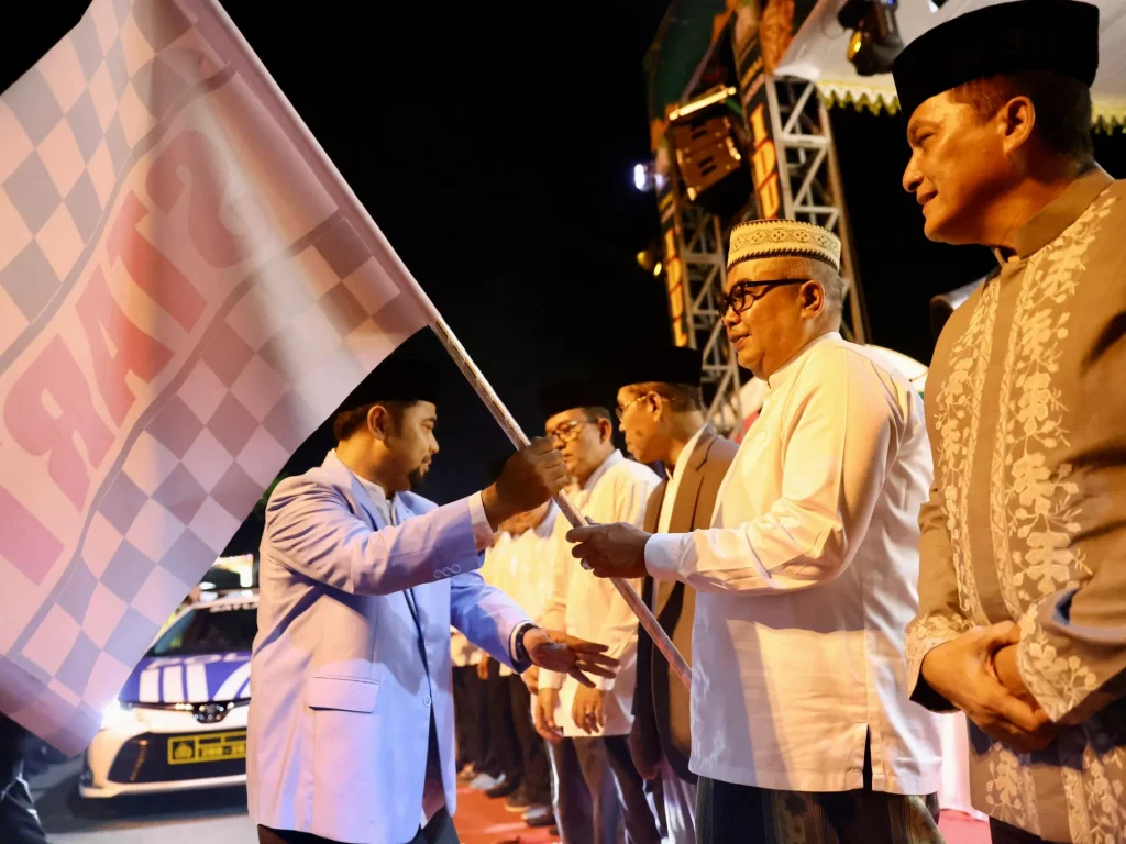 Foto:  Penjabat (Pj) Gubernur Aceh Bustami Hamzah melepas peserta pawai takbir menyambut Hari Raya Idul Adha 1445 Hijriah, di halaman parkir Masjid Raya Baiturrahman, Minggu (16/6/2024) malam.
