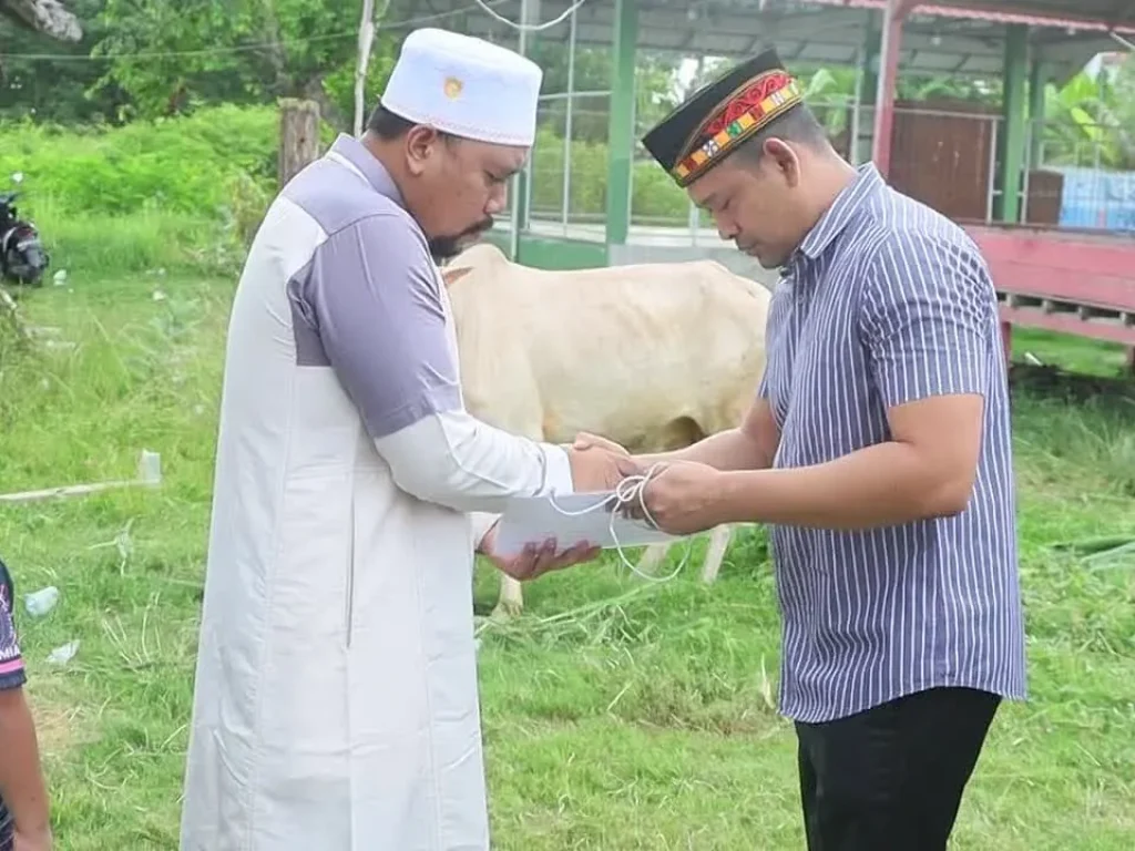Foto: Kapolres Lhokseumawe AKBP Henki Ismanto, S.I.K menggelar acara penyerahan 4 ekor hewan qurban kepada Pesantren QAHA di Desa Tumpok Teungoh, Kecamatan Banda Sakti, Kota Lhokseumawe,