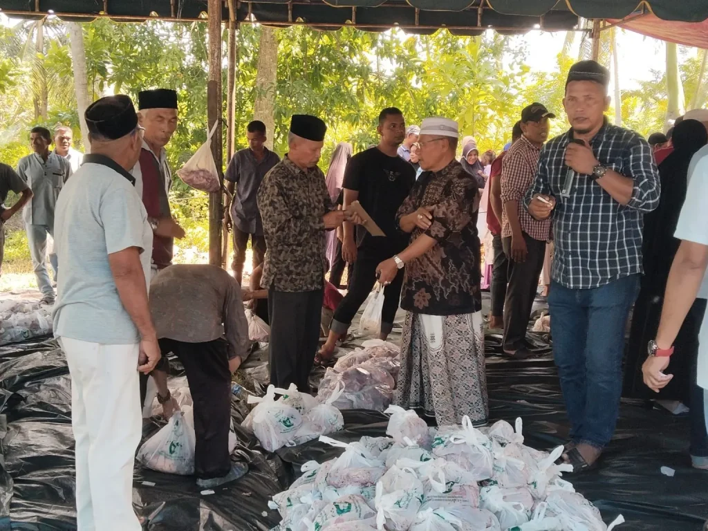 Foto: Warga Gampong Blang Crum, Kecamatan Muara Dua, Kota Lhokseumawe, merayakan Hari Raya Idul Adha 1445 H dengan penuh semangat. Perayaan ini ditandai dengan penyembelihan 18 ekor sapi qurban dan 13 ekor kambing sebagai bagian dari ibadah yang dijalankan dengan khidmat.