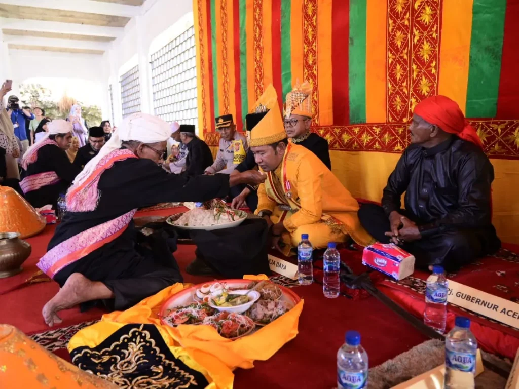 Foto: Penjabat Bupati Aceh Jaya, Dr. A. Murtala., M.Si., menghadiri acara Peumeunap dan Seumeuleung Raja Nanggroe Daya ke-544 Tahun 2024 yang diadakan di Astaka Diraja Komplek Makam Poe Teumeureuhom Kuala Saya Kecamatan Jaya