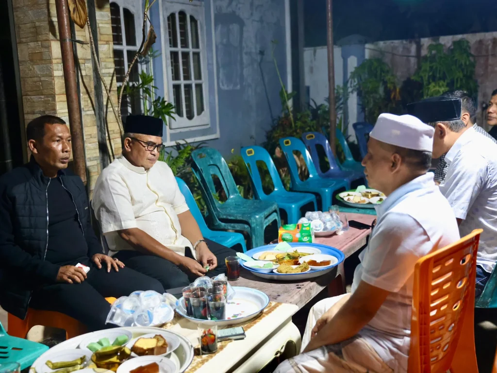 Foto: Penjabat Gubernur Aceh, Bustami, SE, M.Si., bersama Ketua DPRA, Zulfadhli, A.Md, melakukan takziah ke rumah Almarhum Syarbaini Ben Tgk H.Ishak, ayah Mertua Kamarruddin Abubakar (Abu Razak) di Kembang Tanjong, Pidie, Rabu, 19/6/2024