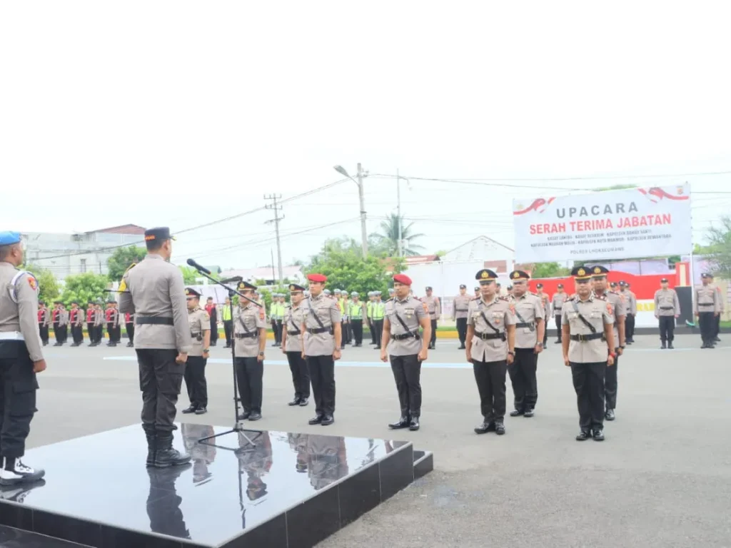 Foto: Kapolres Lhokseumawe, AKBP HENKI ISMANTO, S.I.K memimpin Upacara serah terima jabatan Kasat Lantas, Kasat Reskrim, serta empat Kapolsek di lingkungan Kepolisian Resort (Polres) Lhokseumawe, yang dilaksanakan di lapangan Apel Satya Haprabu Polres Lhokseumawe, acara ini diadakan sebagai bagian dari rotasi dan mutasi jabatan guna memperkuat kinerja dan pelayanan kepolisian di wilayah hukum Polres Lhokseumawe Kamis.