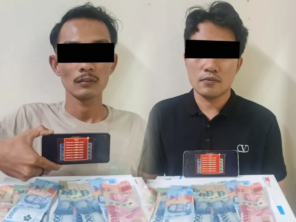 Foto:Satreskrim Polres Aceh Selatan Polda Aceh amankan dua orang terduga pelaku tindak pidana perjudian atau maisir yang dimainkan secara online-jual beli chip game Higgs domino-di Kecamatan Kluet Utara, Kabupaten Aceh Selatan