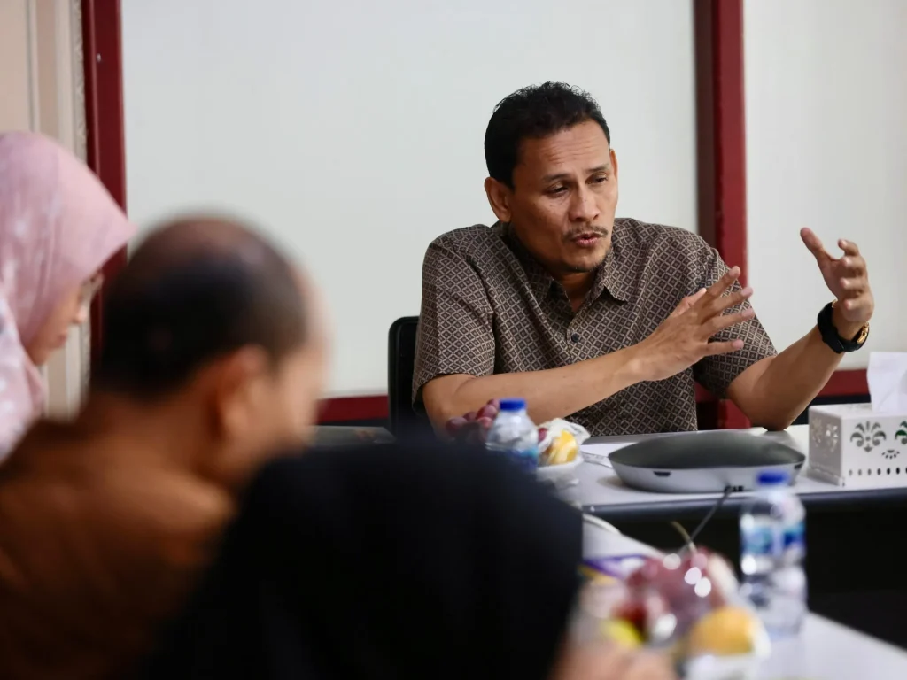 Foto: Asisten II Bidang Perekonomian dan Pembangunan Sekda Aceh Zulkifli, selaku Wakil Ketua Harian I PB PON XXI Wilayah Aceh dan Plh Kepala Dinas PU Perkim, memimpin rapat bersama jajaran dinas tersebut, membahas percepatan pembangunan sejumlah venue PON XXI, di ruang rapat Dinas PU Perkim, Sabtu (22/6/2024)