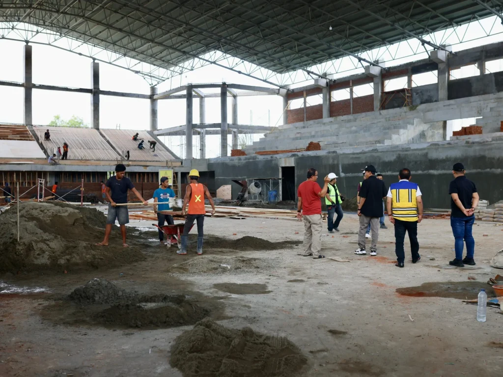 Foto: Asisten Perekonomian dan Pembangunan Sekda Aceh Zulkifli, selaku Wakil Ketua Harian 1 PB PON XXI Wilayah Aceh, meninjau sejumlah lokasi pengerjaan venue Cabang Olahraga Taekwondo yang akan digunakan pada Pekan Olahraga Nasional (PON) XXI Aceh-Sumut 2024, di Kawasan Pidie Convention Center, Minggu (23/6/2024).