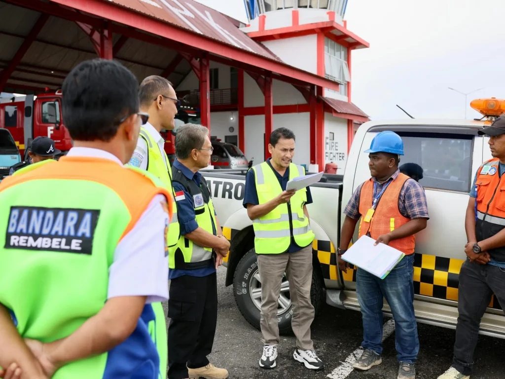 Foto: Asisten Perekonomian dan Pembangunan Sekda Aceh Zulkifli, selaku Wakil Ketua Harian I PB PON XXI Wilayah Aceh, meninjau lokasi pengerjaan rehabilitasi venue Gantole, yang akan digunakan pada perhelatan Pekan Olahraga Nasional (PON) XXI Aceh-Sumut, di komplek Bandara Rembele, Senin (24/6/2024).