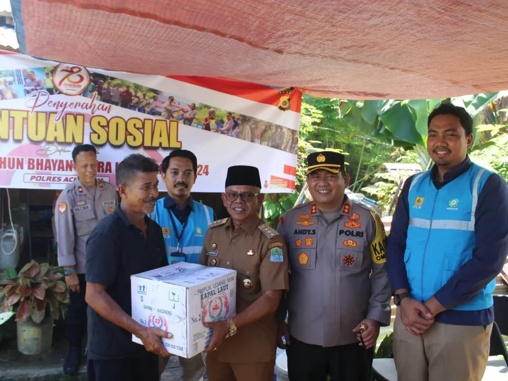 Foto: Pj. Bupati Aceh Jaya, Dr. A. Murtala., M.Si., menyerahkan Bansos kepada warga Aceh Jaya lam rangka Hut Bhayangkara ke 78